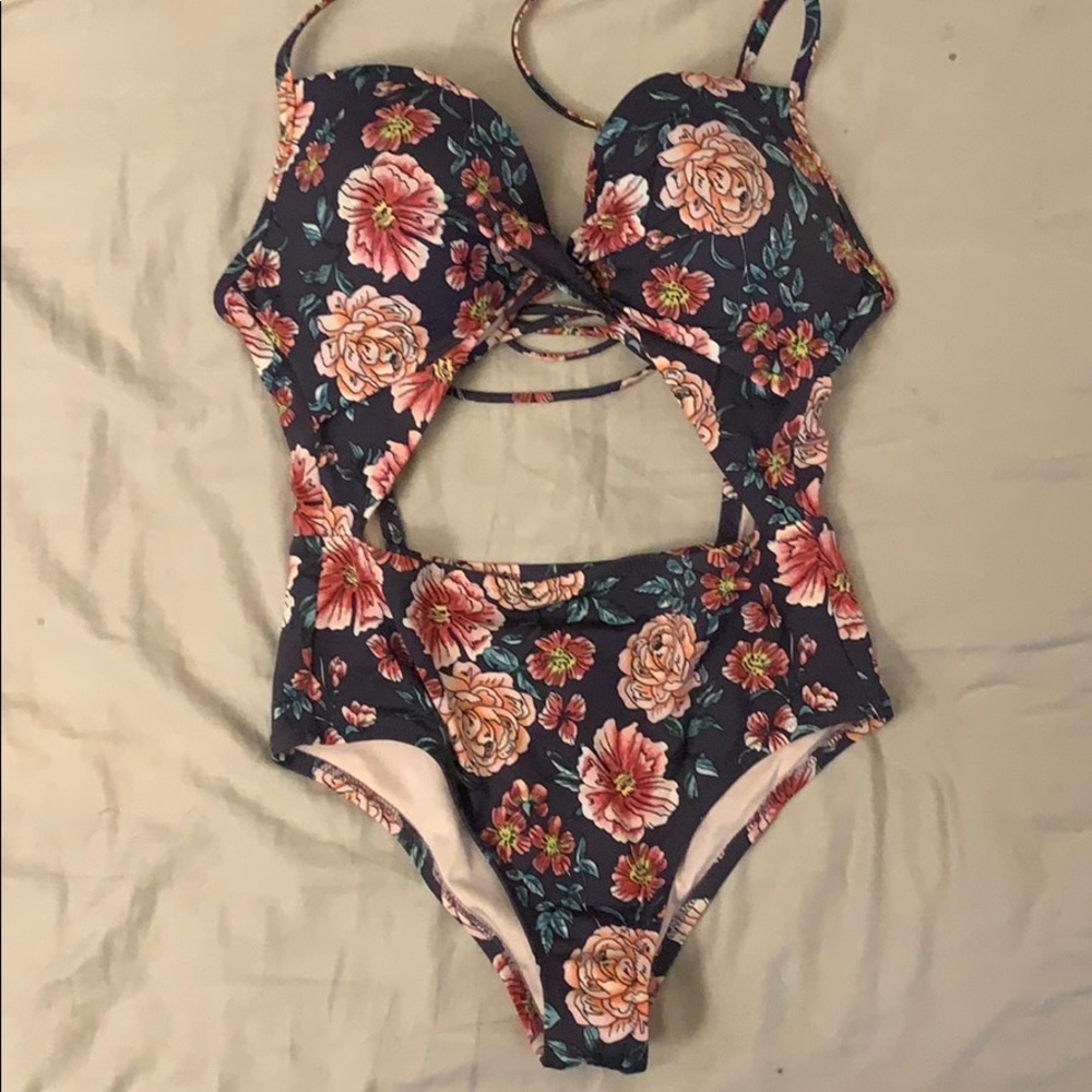 Shade n Shore 34DD halter top one piece suit